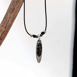 Ανδρικό κολιέ με επάργυρα και gunmetal στοιχεία Ανδρικό κολιέ από δερμάτινο κορδόνι με επάργυρα και gunmetal στοιχεία