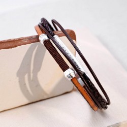 Δερμάτινο ανδρικό βραχιόλι με επάργυρα στοιχεία Δερμάτινο ανδρικό βραχιόλι με επάργυρα μεταλλικά στοιχεία