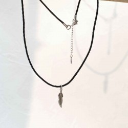 Ανδρικό κολιέ με μεταλλικό φτερό από ατσάλι Ανδρικό κολιέ με μεταλλικό φτερό από ανοξείδωτο ατσάλι