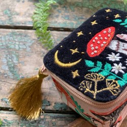 Forage Black Trinket Box Διακοσμητικό κουτί από μαλακό βελούδο κεντημένο με νυχτερινό σκηνικό με χάντρες και πούλιες
