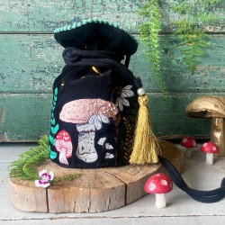 Τσαντάκι Πουγκί Forage Black Τσαντάκι-πουγκί με κορδόνι Forage από μαλακό βελούδο κεντημένο με πούλιες