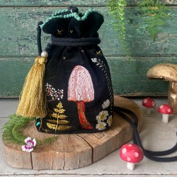 Τσαντάκι Πουγκί Forage Black Τσαντάκι-πουγκί με κορδόνι Forage από μαλακό βελούδο κεντημένο με πούλιες