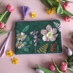 Τσαντάκι Clutch Posy Teal από μαλακό βελούδο κεντημένο με φλοράλ παραστάσεις Τσαντάκι Clutch Posy Teal από μαλακό βελούδο κεντημένο με φλοράλ παραστάσεις
