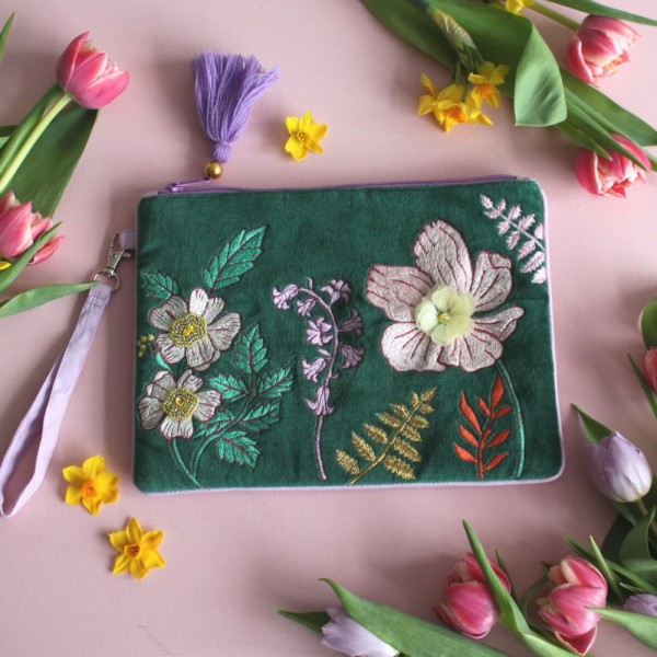 Τσαντάκι Clutch Posy Teal από μαλακό βελούδο κεντημένο με φλοράλ παραστάσεις Τσαντάκι Clutch Posy Teal από μαλακό βελούδο κεντημένο με φλοράλ παραστάσεις