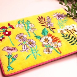 Τσαντάκι Clutch Posy Yellow από μαλακό βελούδο κεντημένο με φλοράλ παραστάσεις Τσαντάκι Clutch Posy Yellow από μαλακό βελούδο κεντημένο με φλοράλ παραστάσεις