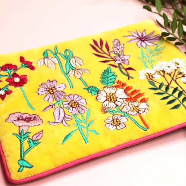 Τσαντάκι Clutch Posy Yellow από μαλακό βελούδο κεντημένο με φλοράλ παραστάσεις Τσαντάκι Clutch Posy Yellow από μαλακό βελούδο κεντημένο με φλοράλ παραστάσεις