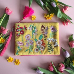 Τσαντάκι Clutch Posy Yellow από μαλακό βελούδο κεντημένο με φλοράλ παραστάσεις Τσαντάκι Clutch Posy Yellow από μαλακό βελούδο κεντημένο με φλοράλ παραστάσεις
