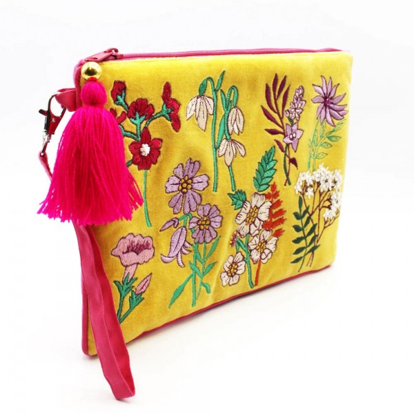 Τσαντάκι Clutch Posy Yellow από μαλακό βελούδο κεντημένο με φλοράλ παραστάσεις Τσαντάκι Clutch Posy Yellow από μαλακό βελούδο κεντημένο με φλοράλ παραστάσεις