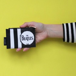 Μικρό πορτοφόλι Beatles με την εμβληματική σιλουέτα των Beatles που διασχίζουν την Abbey Road Μικρό πορτοφόλι Beatles με την εμβληματική σιλουέτα των Beatles που διασχίζουν την Abbey Road