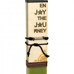 Ανδρική λαμπάδα "Enjoy the Journey" με βραχιόλι Ανδρική λαμπάδα με ξύλινη ταμπέλα και βραχιόλι μακραμέ