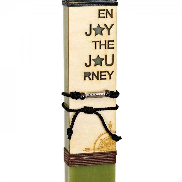 Ανδρική λαμπάδα "Enjoy the Journey" με βραχιόλι Ανδρική λαμπάδα με ξύλινη ταμπέλα και βραχιόλι μακραμέ