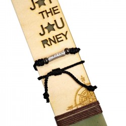 Ανδρική λαμπάδα "Enjoy the Journey" με βραχιόλι Ανδρική λαμπάδα με ξύλινη ταμπέλα και βραχιόλι μακραμέ