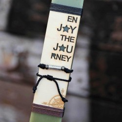 Ανδρική λαμπάδα "Enjoy the Journey" με βραχιόλι Ανδρική λαμπάδα με ξύλινη ταμπέλα και βραχιόλι μακραμέ