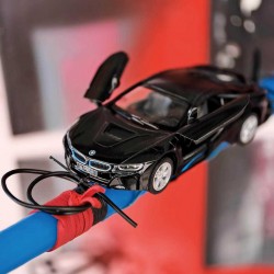 Λαμπάδα αυτοκίνητο Μαύρη Flying BMW - Χονδρική Λαμπάδα με μεταλλικό αγωνιστικό αυτοκίνητο BMW δεμένο με σουέντ και κορδόνια