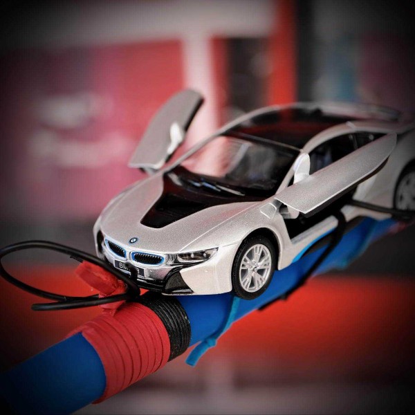 Λαμπάδα με μεταλλικό αυτοκίνητο BMW δεμένο με σουέντ και κορδόνια