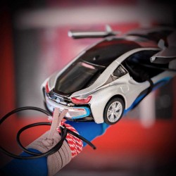 Λαμπάδα με μεταλλικό αυτοκίνητο BMW δεμένο με σουέντ και κορδόνια