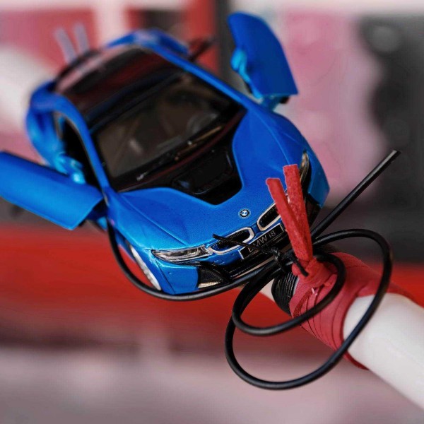 Λαμπάδα αυτοκίνητο Μπλε Flying BMW για αγόρια - Χονδρική Λαμπάδα με μεταλλικό αγωνιστικό αυτοκινητάκι δεμένο με σουέντ και κορδόνια