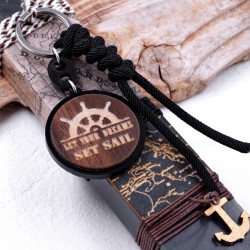 Ανδρική λαμπάδα με μπρελόκ Τιμόνι Πλοίου - Toolittle Χονδρική Χειροποίητη αρωματική λαμπάδα για άνδρες με μπρελόκ Τιμόνι Πλοίου και ξύλινα στοιχεία