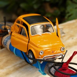 Χειροποίητη λαμπάδα για αγόρια με αυτοκίνητο μινιατούρα Χειροποίητη λαμπάδα για αγόρια με αυτοκίνητο μινιατούρα Fiat 500 δεμένο στη λαμπάδα