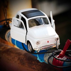 Χειροποίητη λαμπάδα για αγόρια με αυτοκίνητο μινιατούρα Χειροποίητη λαμπάδα για αγόρια με αυτοκίνητο μινιατούρα Fiat 500 δεμένο στη λαμπάδα