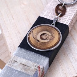 Χειροποίητη αντρική λαμπάδα αντρικά μπρελόκ Χειροποίητη αντρική λαμπάδα με μπρελόκ με ξύλινο εφέ