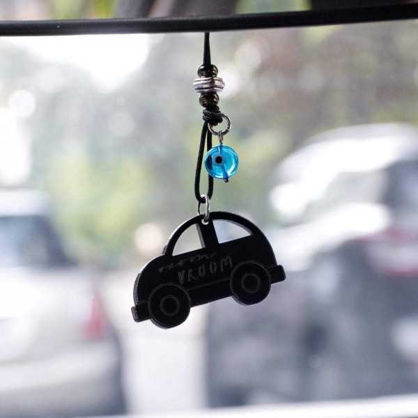 Χειροποίητο γούρι αυτοκινήτου Vroom Χειροποίητο γούρι αυτοκινήτου Vroom με πλέξιγκλας αυτοκίνητο και μάτι