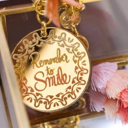 Μπρελόκ Γούρι με μήνυμα Remember to Smile Χειροποίητο μπρελόκ γούρι από πλέξιγκλας και επίχρυσα στοιχεία