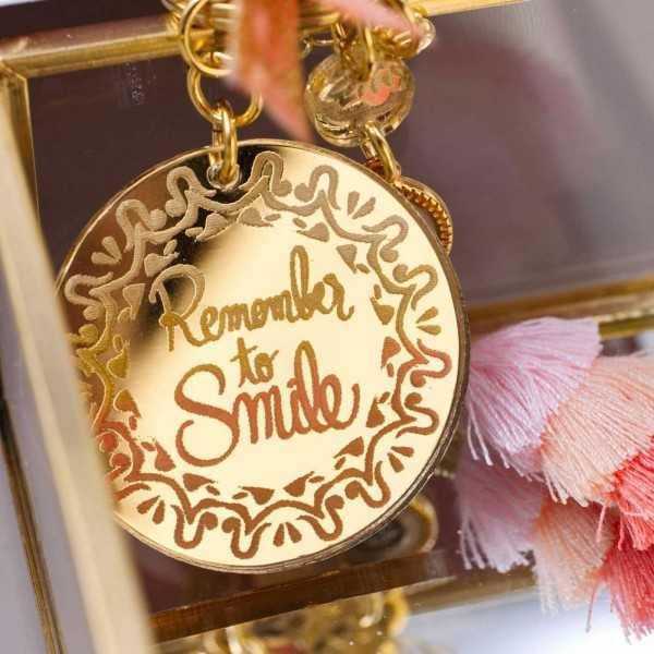Μπρελόκ Γούρι με μήνυμα Remember to Smile Χειροποίητο μπρελόκ γούρι από πλέξιγκλας και επίχρυσα στοιχεία