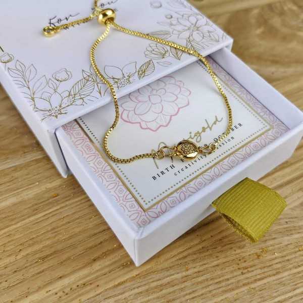 Βραχιόλι αλυσίδα με λουλούδι γέννησης Βραχιόλι αλυσίδα με λουλούδι γέννησης σε επίχρυση επιμετάλλωση