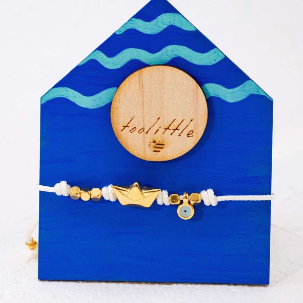 Macrame bracelet with metallic little boat Handmade macrame bracelet with gold-plated metallic little boat