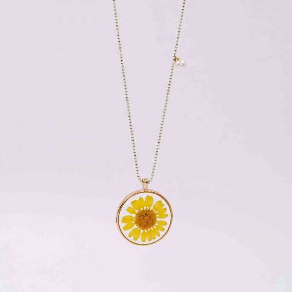 Long handmade necklace with gold-plated parts and dried flower Long handmade necklace with gold-plated parts and dried flower
