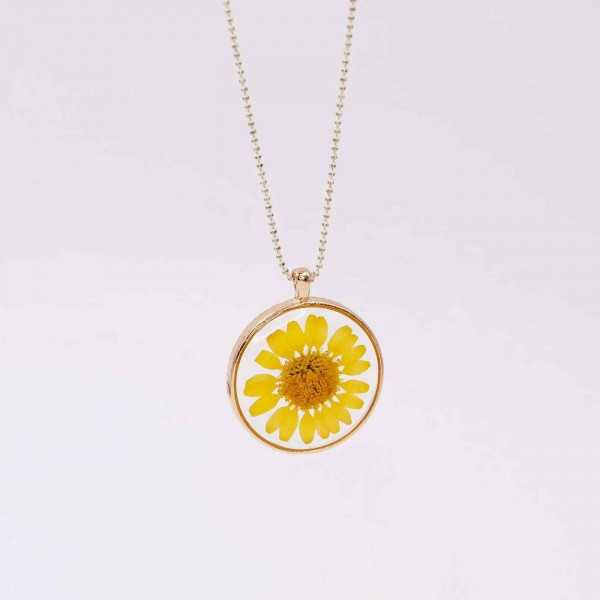 Long handmade necklace with gold-plated parts and dried flower Long handmade necklace with gold-plated parts and dried flower