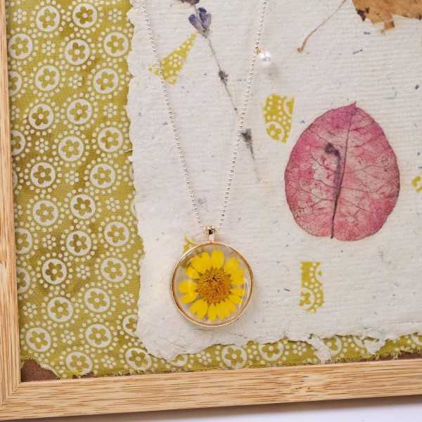 Long handmade necklace with gold-plated parts and dried flower Long handmade necklace with gold-plated parts and dried flower