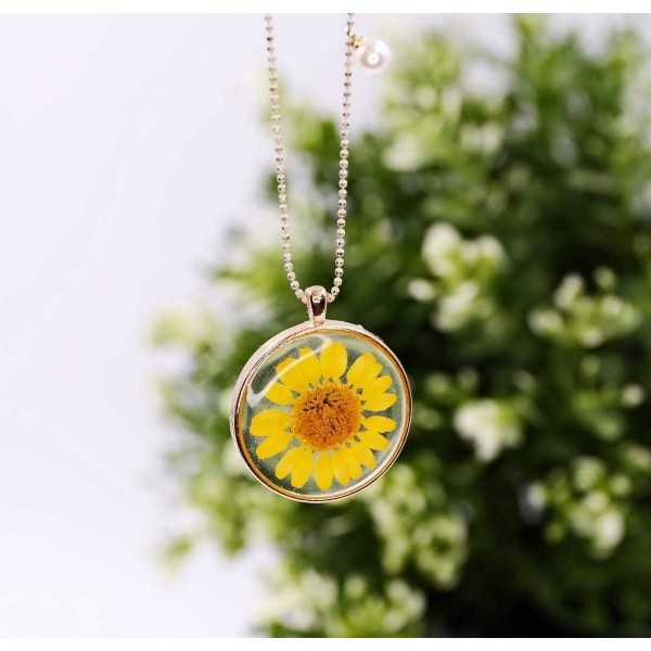 Long handmade necklace with gold-plated parts and dried flower Long handmade necklace with gold-plated parts and dried flower