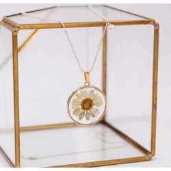 Long handmade necklace with gold-plated parts and dried flower Long handmade necklace with gold-plated parts and dried flower