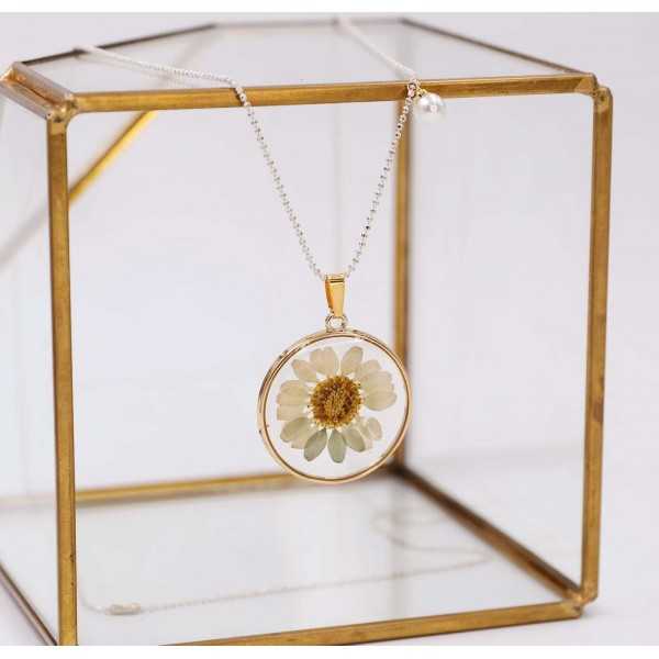Long handmade necklace with gold-plated parts and dried flower Long handmade necklace with gold-plated parts and dried flower