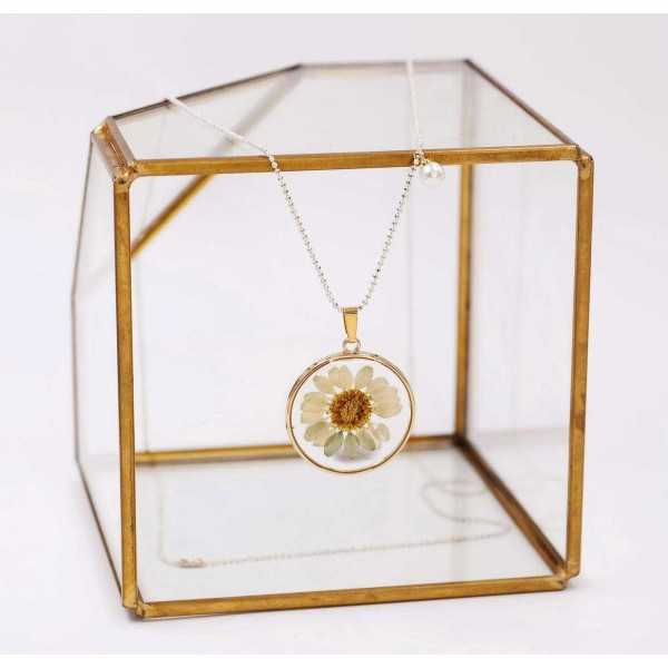 Long handmade necklace with gold-plated parts and dried flower Long handmade necklace with gold-plated parts and dried flower