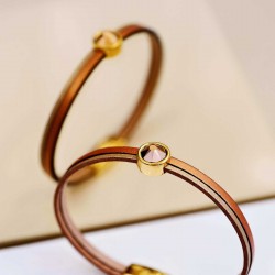 Δερμάτινο βραχιόλι με κρύσταλλο Swarovski Δερμάτινο βραχιόλι με κρύσταλλο Swarovski και στοιχεία σε επίχρυση επιμετάλλωση