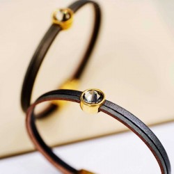 Δερμάτινο βραχιόλι με κρύσταλλο Swarovski Δερμάτινο βραχιόλι με κρύσταλλο Swarovski και στοιχεία σε επίχρυση επιμετάλλωση