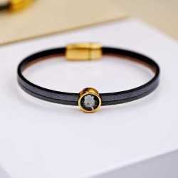 Δερμάτινο βραχιόλι με κρύσταλλο Swarovski Δερμάτινο βραχιόλι με κρύσταλλο Swarovski και στοιχεία σε επίχρυση επιμετάλλωση