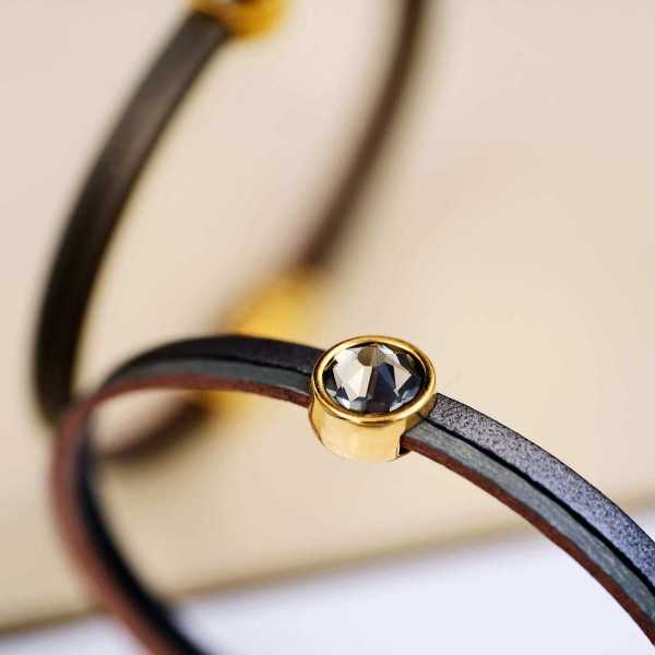 Δερμάτινο βραχιόλι με κρύσταλλο Swarovski Δερμάτινο βραχιόλι με κρύσταλλο Swarovski και στοιχεία σε επίχρυση επιμετάλλωση
