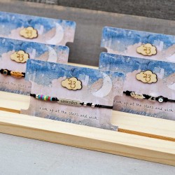 Σετ από 8 χειροποίητα βραχιόλια γούρια με επάργυρα στοιχεία σε display