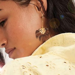 Gold-plated hoop earrings with plexiglass leaf Handmade hoop earrings in 24K gold-plating with plexiglass leaf
