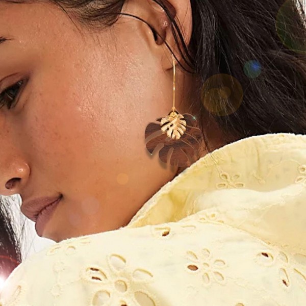 Gold-plated hoop earrings with plexiglass leaf Handmade hoop earrings in 24K gold-plating with plexiglass leaf