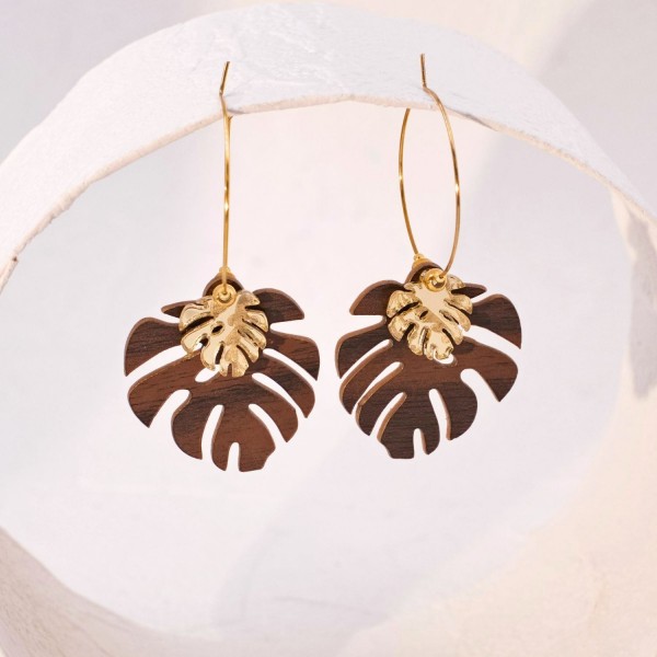 Gold-plated hoop earrings with plexiglass leaf Handmade hoop earrings in 24K gold-plating with plexiglass leaf