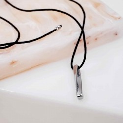 Μακρύ κολιέ unisex από κορδόνι και μεταλλικό μενταγιόν από ανοξείδωτο ατσάλι