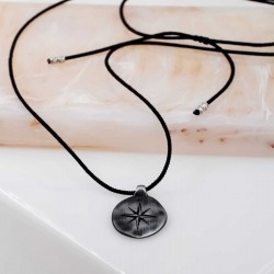 Μακρύ κολιέ unisex με μεταλλικό μενταγιόν Μακρύ κολιέ unisex από κορδόνι και μεταλλικό μενταγιόν