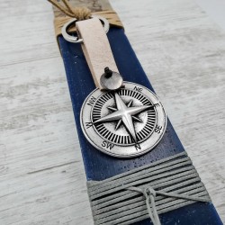 Λαμπάδα για άνδρες με μπρελόκ με δέρμα και μεταλλική πυξίδα
