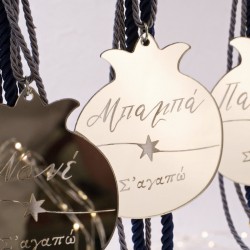 Προσωποποιημένο Κρεμαστό Γούρι - Ρόδι: Μπαμπά/ Παππού/ Νονέ Σ'αγαπώ! Κρεμαστό γούρι με ρόδι πλέξιγκλας με εφέ καθρέφτη και χάραξη