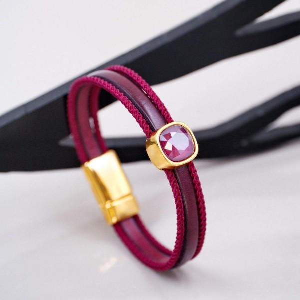 Δερμάτινο Βραχιόλι με Κρύσταλλο Swarovski Δερμάτινο βραχιόλι με κρύσταλλο Swarovski και στοιχεία σε επίχρυση επιμετάλλωση